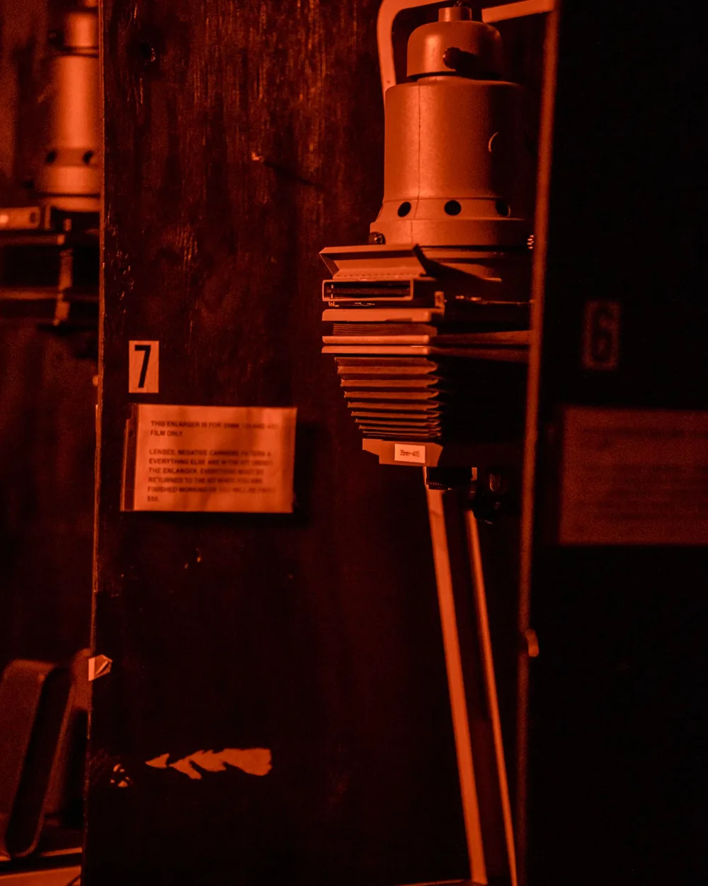Ampliadora de fuelle montada en su columna dentro de un cuarto oscuro iluminado por luz de seguridad